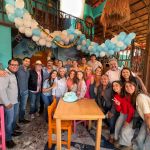 Elenco y equipo de producción festejaron el cumpleaños de Eva Cedeño en una locación de la telenovela A.Mar