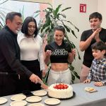Alejandro Ibarra celebró su cumpleaños con sus compañeros y equipo de producción de Monteverde.
