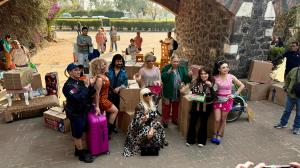 La productora Rosa María Noguerón y el elenco de El Príncipe del Barrio dieron hoy el pizarrazo de su nueva temporada. De izquierda a derecha José Luis Rodríguez 'El Guana', Alma Cero, Ariel Miramontes, Cecilia Galliano, José Luis Guarneros, María Prado, Rosa María Noguerón y Violeta Isfel.
