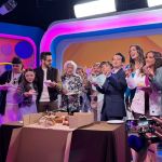 El elenco y el productor Pedro Ortiz de Pinedo partieron la tradicional rosca de reyes.
