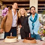 Laura Flores festejó su cumpleaños con sus compañeros de la producción de Los hilos del pasado. En la imagen la acompañan Emmanuel Palomares y Eugenio Bartilotti, quienes interpretan a Carlos y Tony en esta historia.