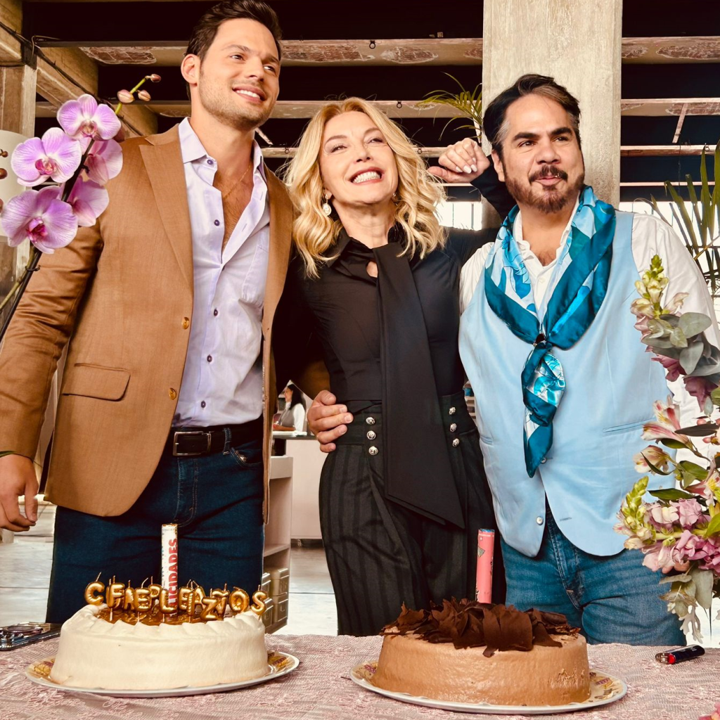 Laura Flores festejó su cumpleaños con sus compañeros de la producción de Los hilos del pasado. En la imagen la acompañan Emmanuel Palomares y Eugenio Bartilotti, quienes interpretan a Carlos y Tony en esta historia.