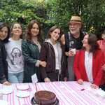 La producción de Hermanas un Amor Compartido festejó el cumpleaños de Adriana Louvier. De izquierda a derecha: Juan Carlos Barreto, Zaide Silvia Gutiérrez, Danna García, Adriana Louvier, Michelle Pellicer, Jesús Ochoa, la productora Silvia Cano y el productor asociado Marco Cano.