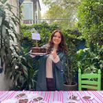 Adriana estuvo feliz durante el festejo.