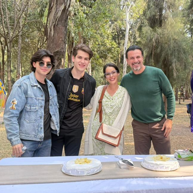 Oka Giner celebra su cumpleaños en una pausa de las grabaciones de la telenovela Somos Familia. De izquierda a derecha Andrés Vázquez, Jaime Maqueo, Oka Giner y Alejandro Ávila.