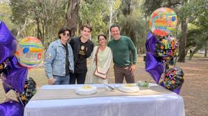 Oka Giner celebra su cumpleaños en una pausa de las grabaciones de la telenovela Somos Familia. De izquierda a derecha Andrés Vázquez, Jaime Maqueo, Oka Giner y Alejandro Ávila.