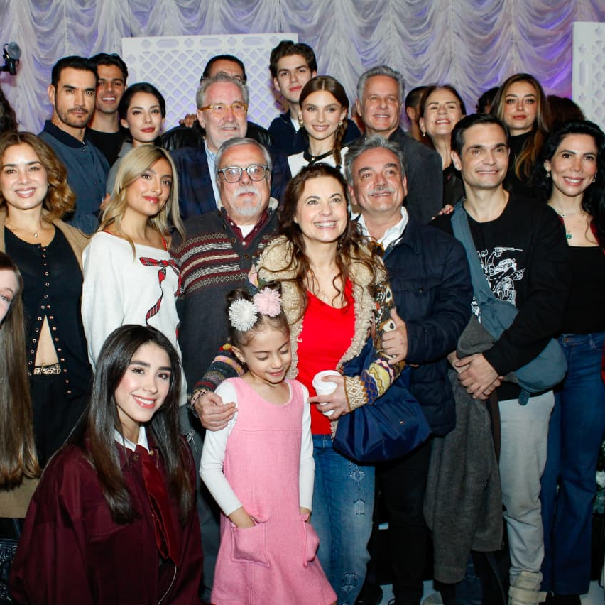 Elenco y producción de la telenovela Somos Familia se reunieron para celebrar una misa y realizar el tradicional claquetazo de inicio de grabaciones.