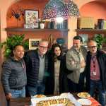 Elenco y producción de la telenovela Somos Familia, título provisional, partió hoy la tradicional Rosca de Reyes en el Foro 9 de Televisa San Ángel. Al centro de la gráfica, de izquierda a derecha, el productor Ignacio Sada, la actriz Oka Giner y el actor Alejandro Ávila. En el extremo izquierdo Edgar Cano (coordinador de producción general), en el extremo derecho Arturo Pedraza (productor asociado).