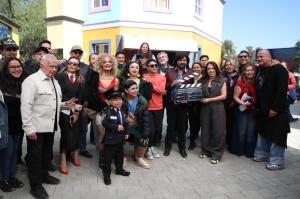 Elenco y producción de la serie El Príncipe del Barrio se reunieron para celebrar una misa y realizar su pizarrazo de inicio de grabaciones.