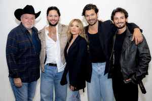 El productor José Alberto tuvo junta de trabajo con el elenco de su próxima telenovela. En la gráfica de izquierda a derecha: José Alberto Castro , Emmanuel Palomares, Sofía Castro, Brandon Peniche y Emilio Osorio