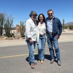 El productor José Alberto Castro junto a Natalia Esperón y Arturo Peniche, quienes hacen participaciones especiales en Tierra de Amor y Coraje.