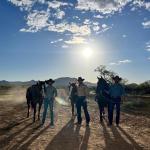 Protagonistas de Tierra de Amor y Coraje graban entre caballos y animales de rancho.
