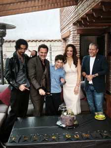 De izquierda a derecha: Sebastián Poza, Flavio Medina, Juan Pablo Velasco, Marisol del Olmo y el productor Roy Rojas en el festejo.