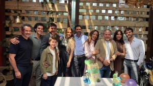 De izquierda a derecha en la gráfica Jorge Gallegos, Lalo Zucchi, Jorge Luis Pila, Juan Pablo Velasco, Marlene Favela, Matías Novoa, Marisol del Olmo, el productor Roy Rojas, Mar Sordo y Graco Sendel.