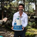 Matías Novoa feliz por el sorpresivo festejo que le organizaron sus compañeros de producción.