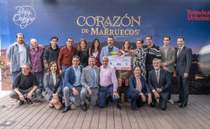 En locación, la productora Rosy Ocampo, el elenco y equipo de producción de Corazón de Marruecos (título provisional) realizaron el pizarrazo de inicio de grabaciones.
