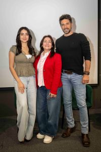 La productora Silvia Cano con los protagonistas de la telenovela Te Esperaba. En la gráfica de izquierda a derecha Valentina Buzzurro, la productora Silvia Cano y David Chocarro.