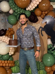 Emmanuel Palomares celebró su cumpleaños en el último día de grabaciones de Tierra de amor y coraje, producción de José Alberto Castro que estrenará el próximo 5 de octubre por las estrellas.