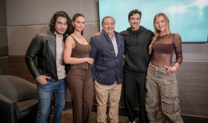 Salvador Mejía acompañado de Josh Gutiérrez, Livia Brito, Gonzalo García Vivanco y Marjorie de Sousa, protagonistas de Infinito amor.