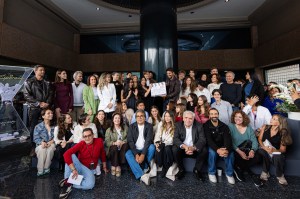 La productora Silvia Cano, elenco y su equipo técnico dieron el pizarrazo de inicio de grabaciones de la telenovela Te Esperaba.