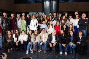 La productora Silvia Cano, elenco y su equipo técnico dieron el pizarrazo de inicio de grabaciones de la telenovela Te Esperaba.