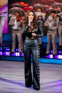 Lucero interpreta el sencillo Fuertes declaraciones durante el festejo de aniversario del programa HOY, del cual fue madrina.