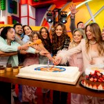 Conductores, colaboradores y la productora Andrea Rodríguez festejan 28 años de emisiones ininterrumpidas del programa HOY.