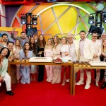 Conductores, colaboradores y la productora Andrea Rodríguez festejan 28 años de emisiones ininterrumpidas del programa HOY.