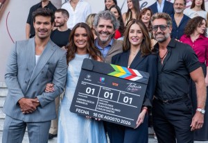El productor Carlos Bardasano acompañado de Brandon Peniche, Scarlet Gruber, Susana González y Gabriel Soto, protagonistas de Todavía te amo.
