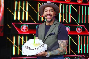 Faisy con el pastel que le ofrecieron sus compañeros de Me Caigo de Risa.