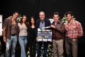 La producción de Luz de mis noches realizó hoy en el Foro 11 de Televisa San Ángel la bendición del inicio de sus grabaciones. En la imagen aparecen de izquierda a derecha: José Pablo Minor, Karla Esquivel, Romina Poza, el productor Carlos Moreno, Jorge Salinas y Bernardo Flores.