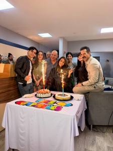 Aaron Mercury, Jesusa Ochoa, Luis Gatica, el director Fernando Nesma, Tania Nicole, África Zavala y José Ron celebraron el cumpleaños de Claudia Álvarez durante las grabaciones de Cruzando Destinos: Marruecos en el corazón.