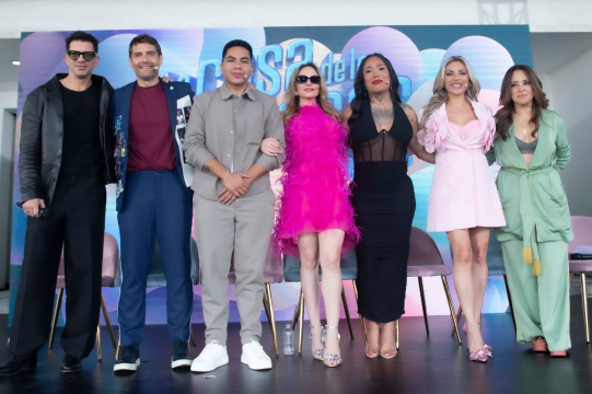 De izquierda a derecha Yahir, Memo Schutz, Ese Pérez, Gema Garoa, Karina Torres, Mariana Ochoa, ganadora de LCDLFMx 2026 y la productora Rosa María Noguerón.